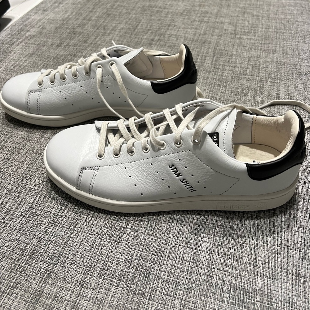 Adidas Stan Smith Lux Unisex Leather Sneakers
Men size 7/Women size 8 - Picture 3 of 8